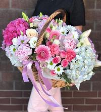 Цветочная композиция из Розы, Хризантемы, Пионы и Лизиантусы в корзине в Солнечном Ханты-Мансийского АО