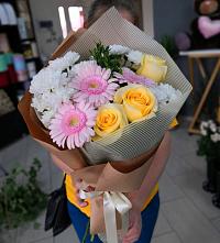 Букет цветов из:  Герберы, Розы и Хризантемы в Солнечном Ханты-Мансийского АО